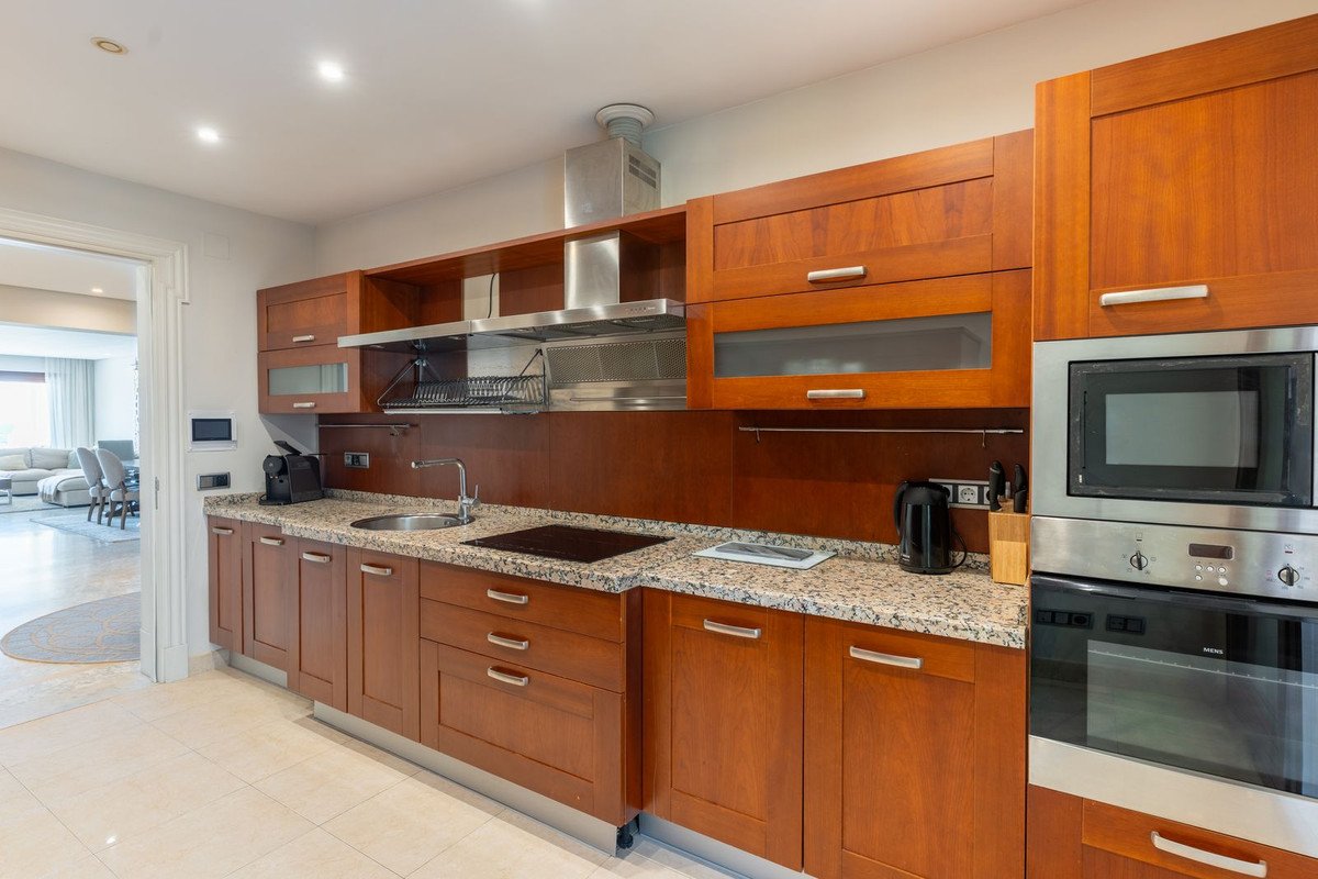 3 Bed Middle Floor Apartment in Los Monteros