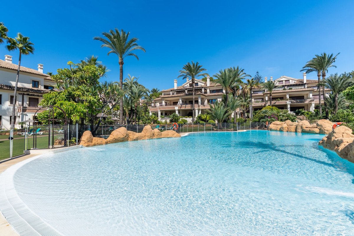 3 Bed Middle Floor Apartment in Los Monteros