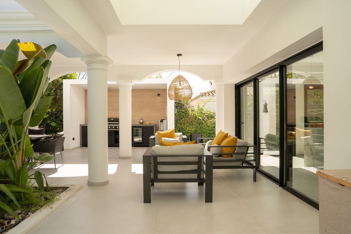 5 Bed Detached Villa in El Paraiso