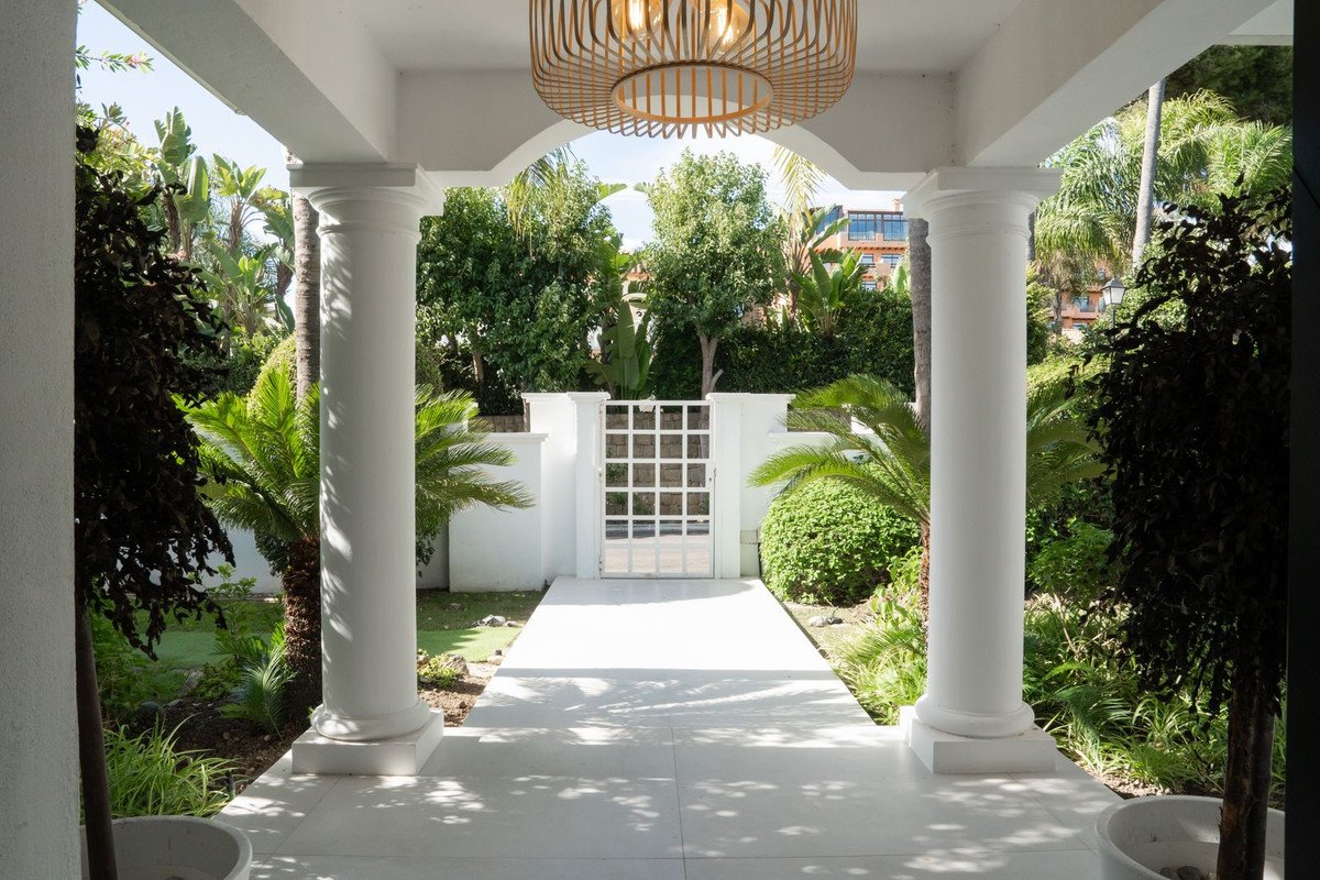 5 Bed Detached Villa in El Paraiso