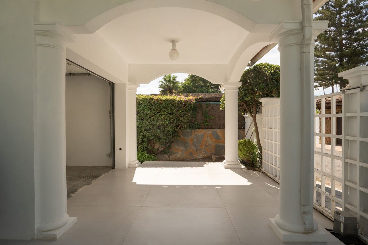 5 Bed Detached Villa in El Paraiso