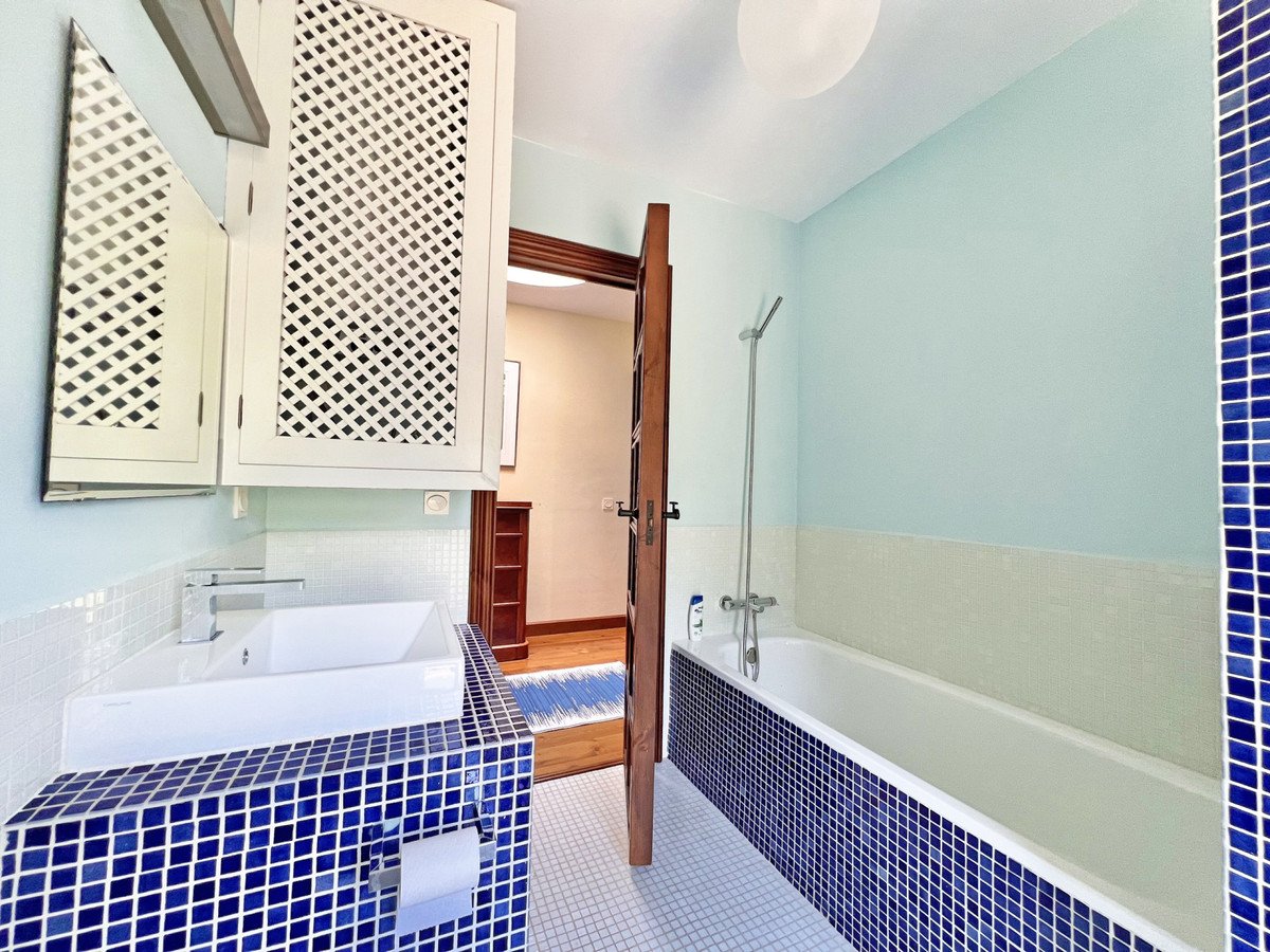 5 Bed Detached Villa in Tarifa