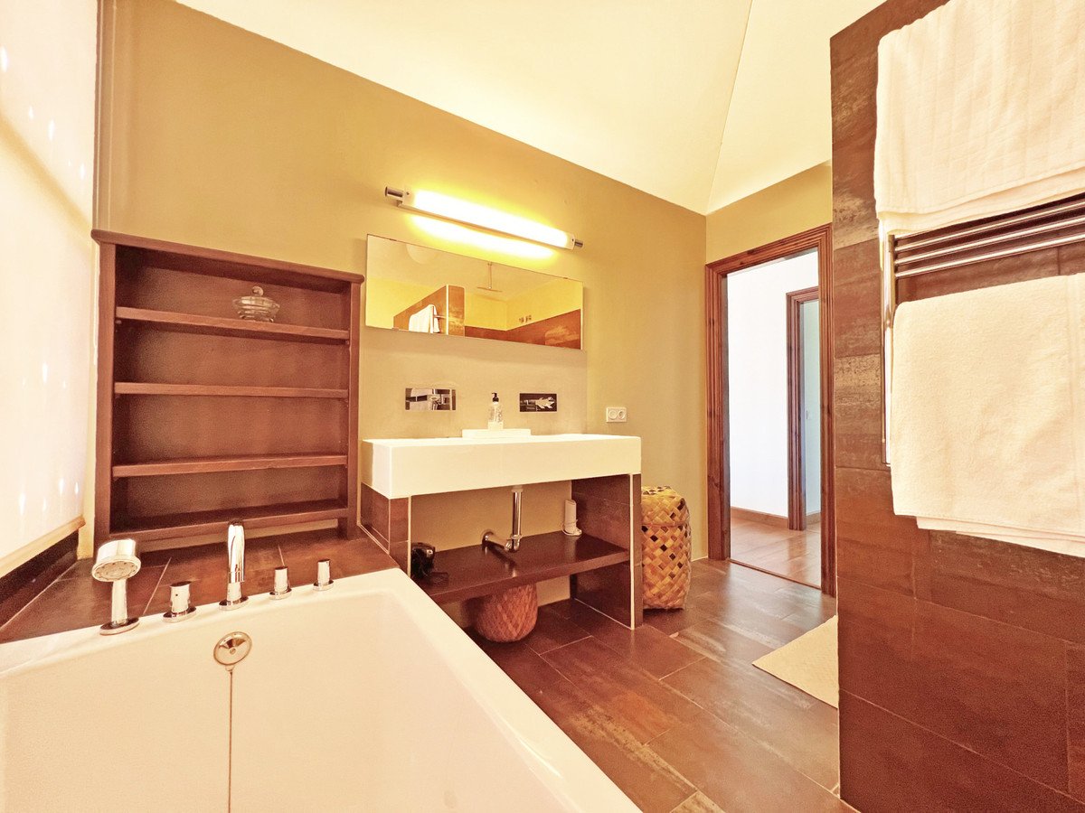 5 Bed Detached Villa in Tarifa