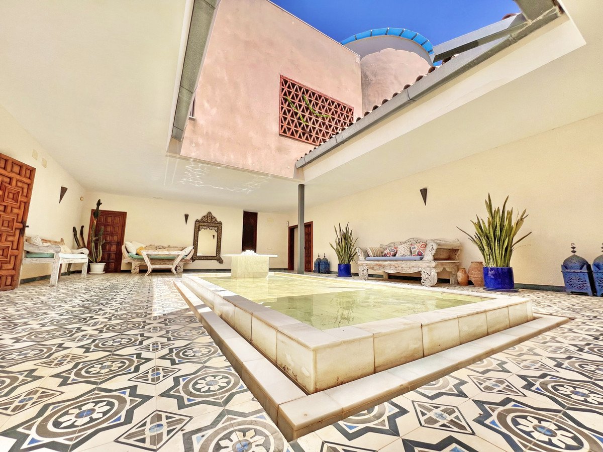 5 Bed Detached Villa in Tarifa