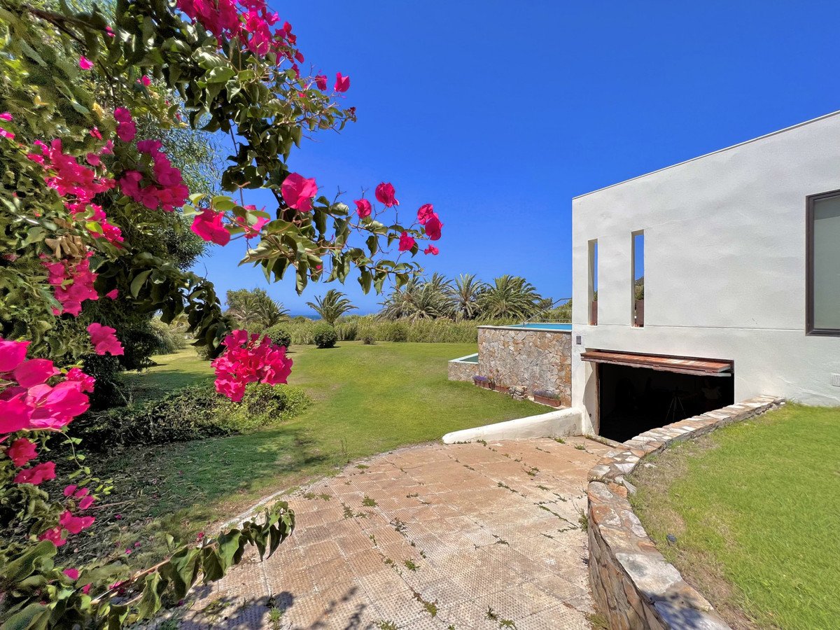 5 Bed Detached Villa in Tarifa