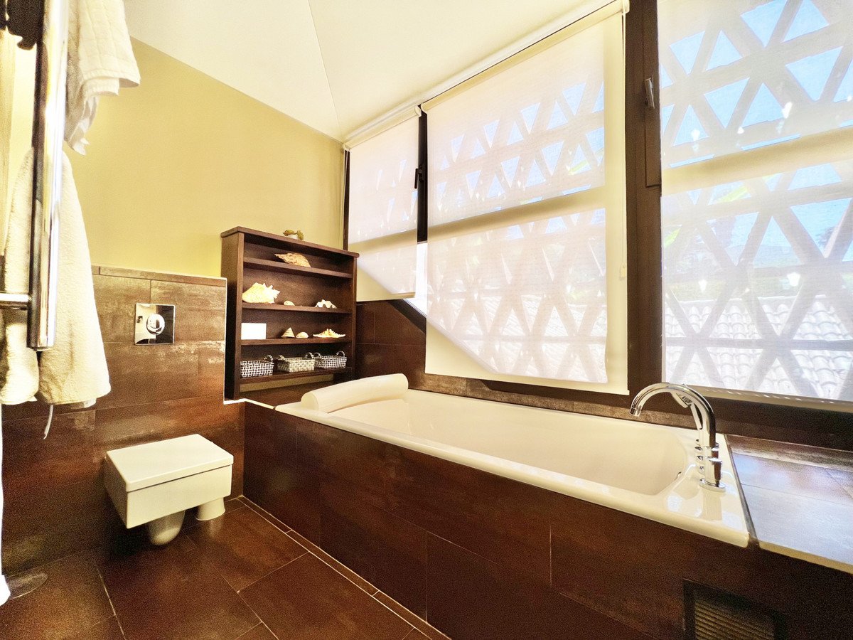 5 Bed Detached Villa in Tarifa