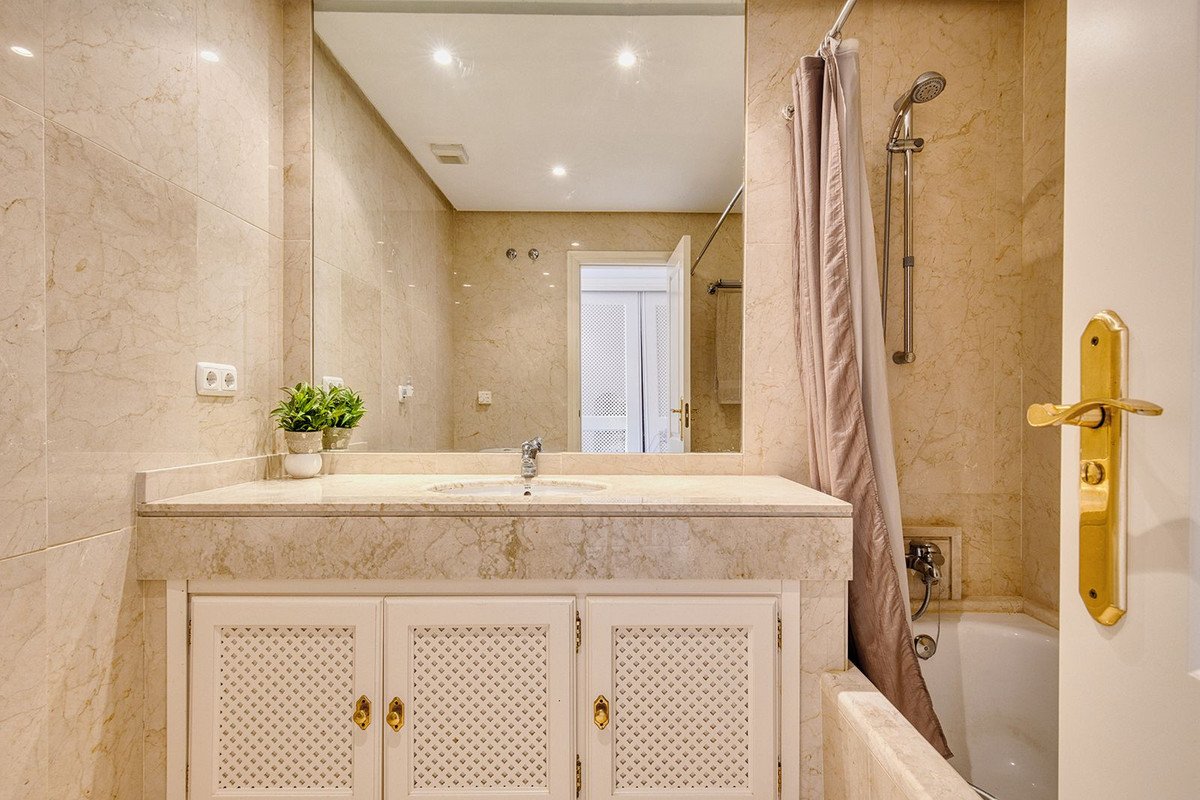 2 Bed Penthouse in Benahavís