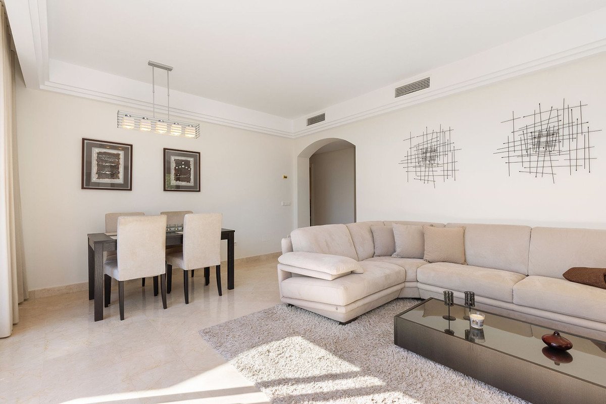 2 Bed Penthouse in Benahavís