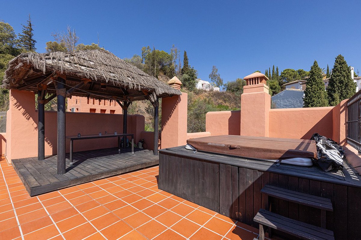 2 Bed Penthouse in Benahavís