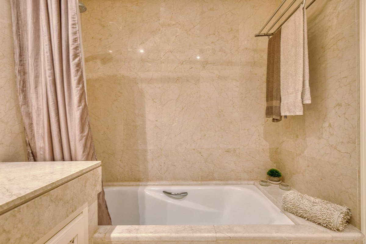 2 Bed Penthouse in Benahavís