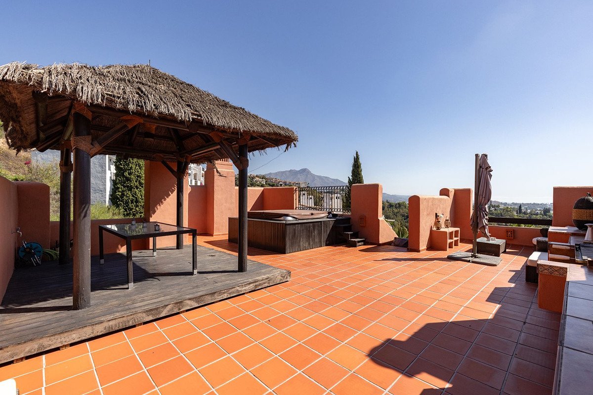 2 Bed Penthouse in Benahavís