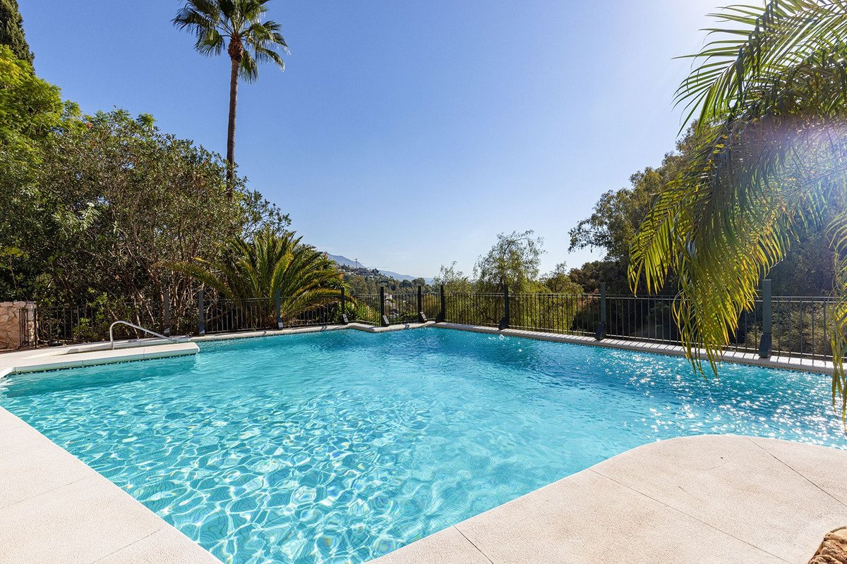2 Bed Penthouse in Benahavís