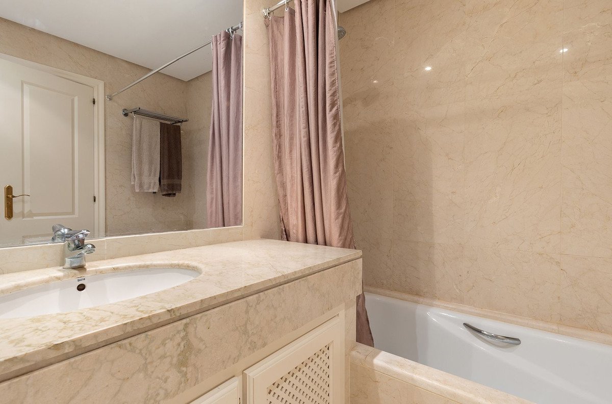 2 Bed Penthouse in Benahavís