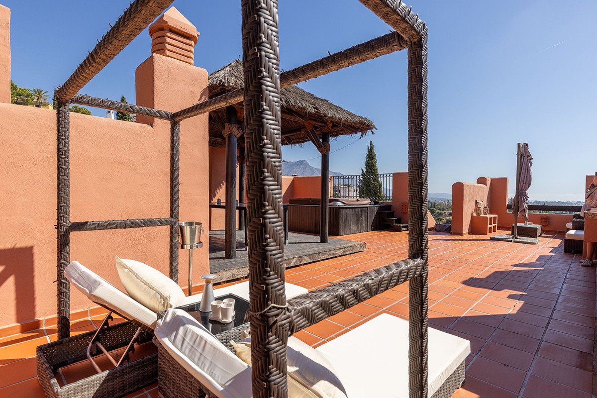 2 Bed Penthouse in Benahavís