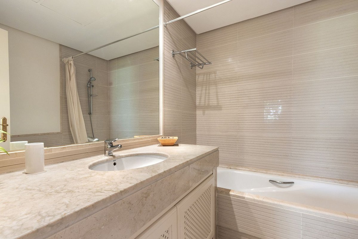 2 Bed Penthouse in Benahavís