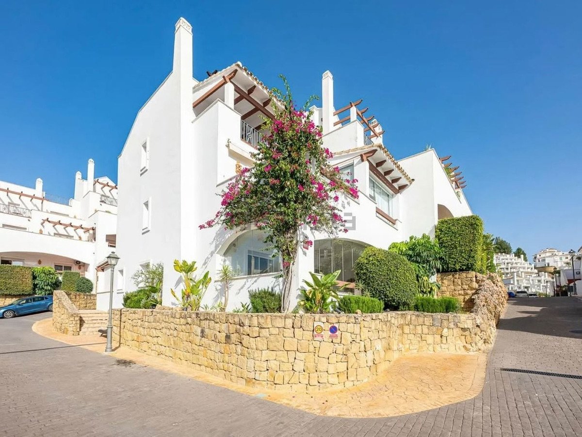 3 Bed Middle Floor Apartment in Nueva Andalucía
