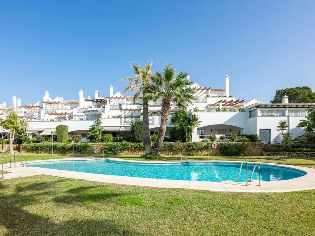 3 Bed Middle Floor Apartment in Nueva Andalucía