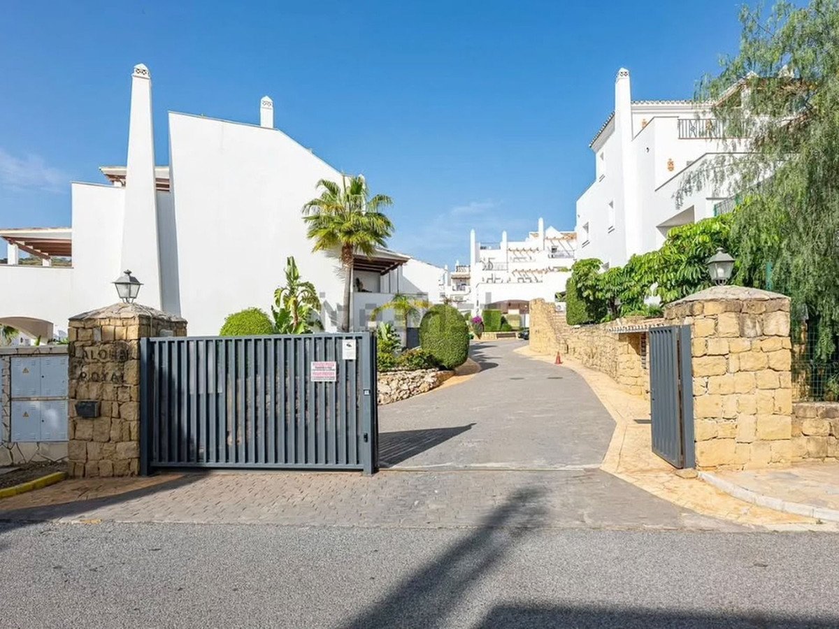 3 Bed Middle Floor Apartment in Nueva Andalucía