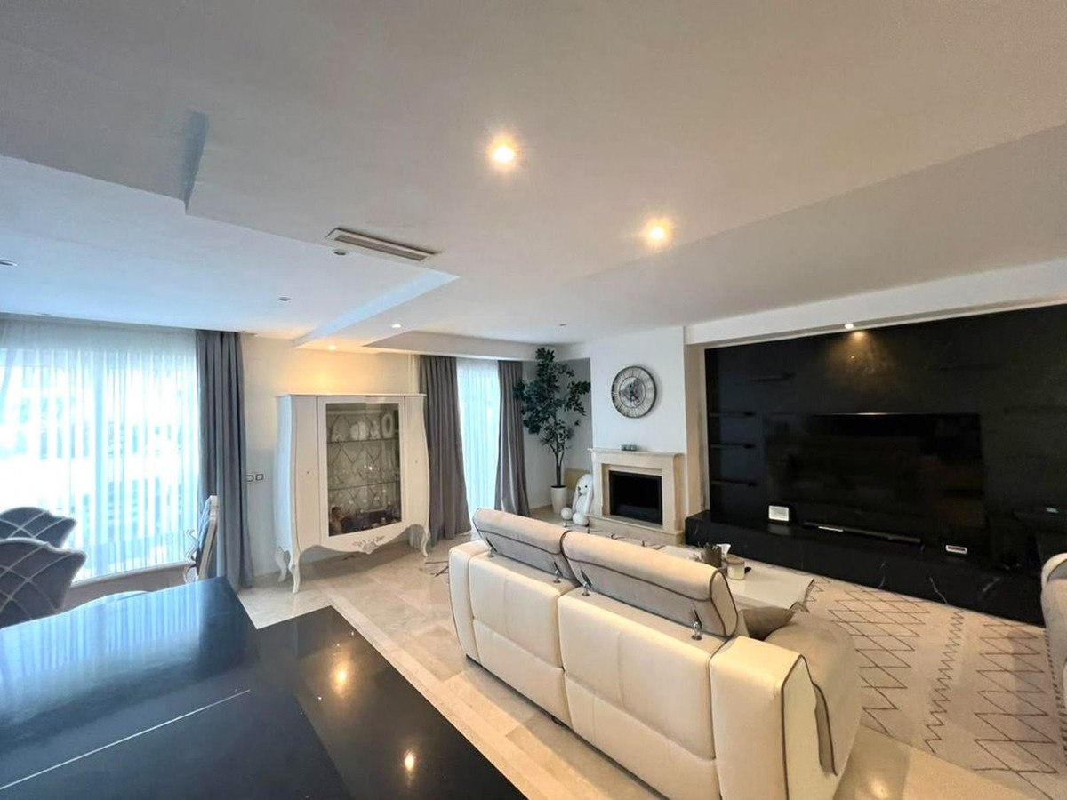 3 Bed Middle Floor Apartment in Nueva Andalucía