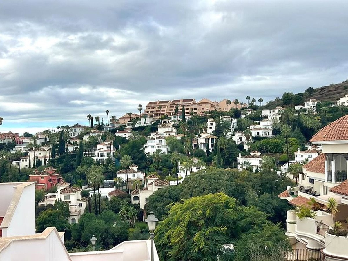 3 Bed Middle Floor Apartment in Nueva Andalucía