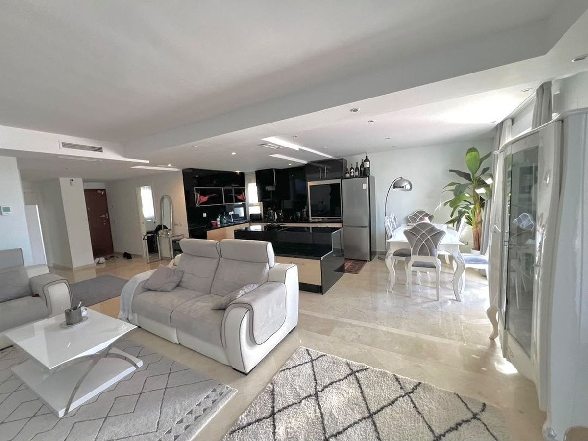 3 Bed Middle Floor Apartment in Nueva Andalucía