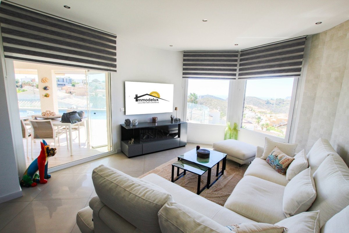 4 Bed Detached Villa in Cumbre del Sol