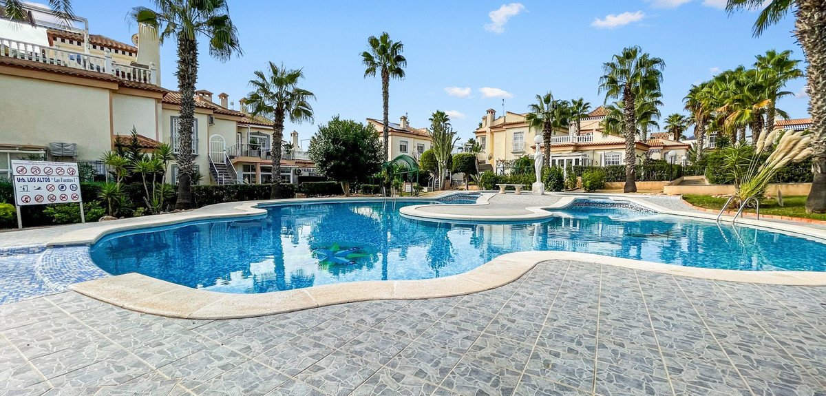 2 Bed Middle Floor Apartment in Orihuela Costa