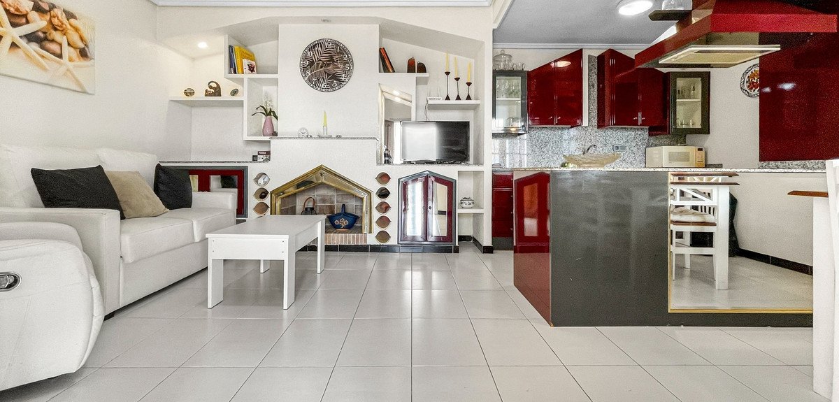2 Bed Middle Floor Apartment in Orihuela Costa