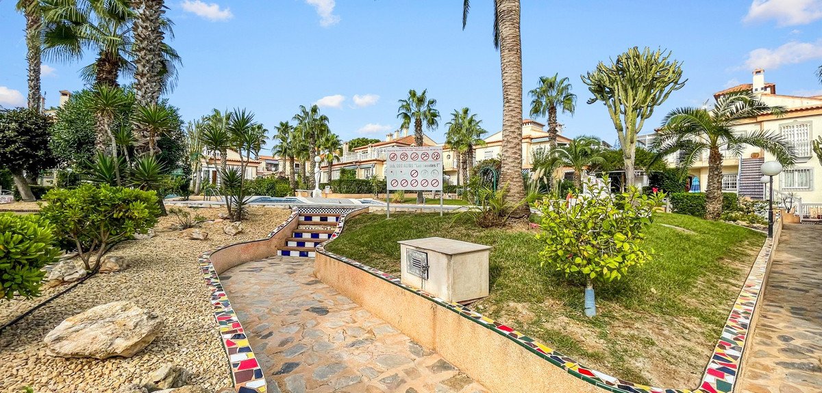 2 Bed Middle Floor Apartment in Orihuela Costa