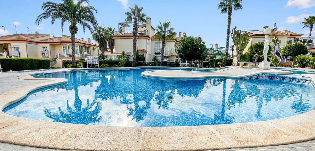 2 Bed Middle Floor Apartment in Orihuela Costa