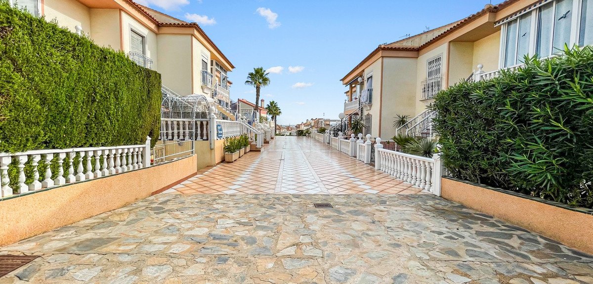 2 Bed Middle Floor Apartment in Orihuela Costa