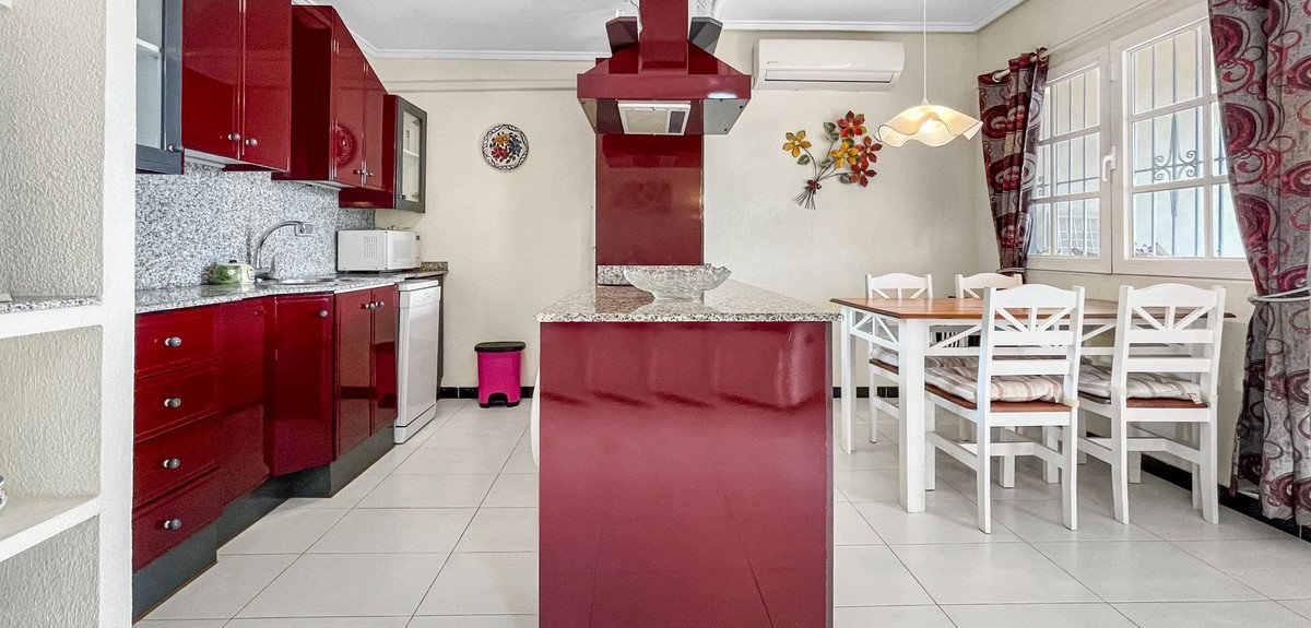 2 Bed Middle Floor Apartment in Orihuela Costa