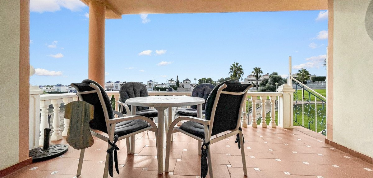 2 Bed Middle Floor Apartment in Orihuela Costa