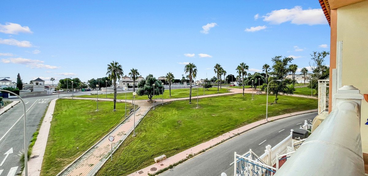 2 Bed Middle Floor Apartment in Orihuela Costa