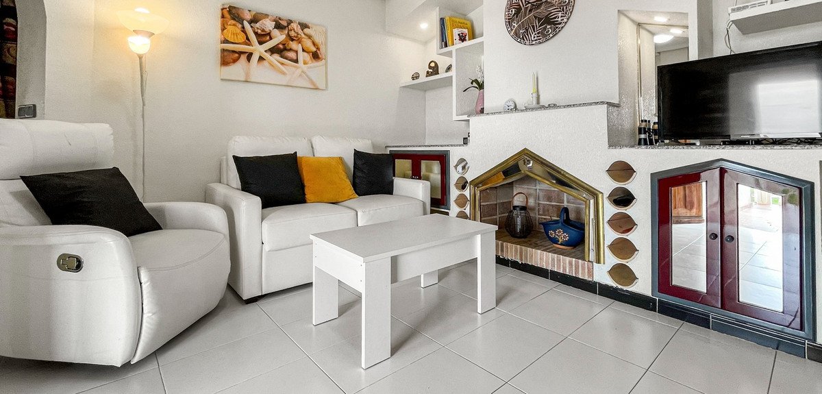 2 Bed Middle Floor Apartment in Orihuela Costa