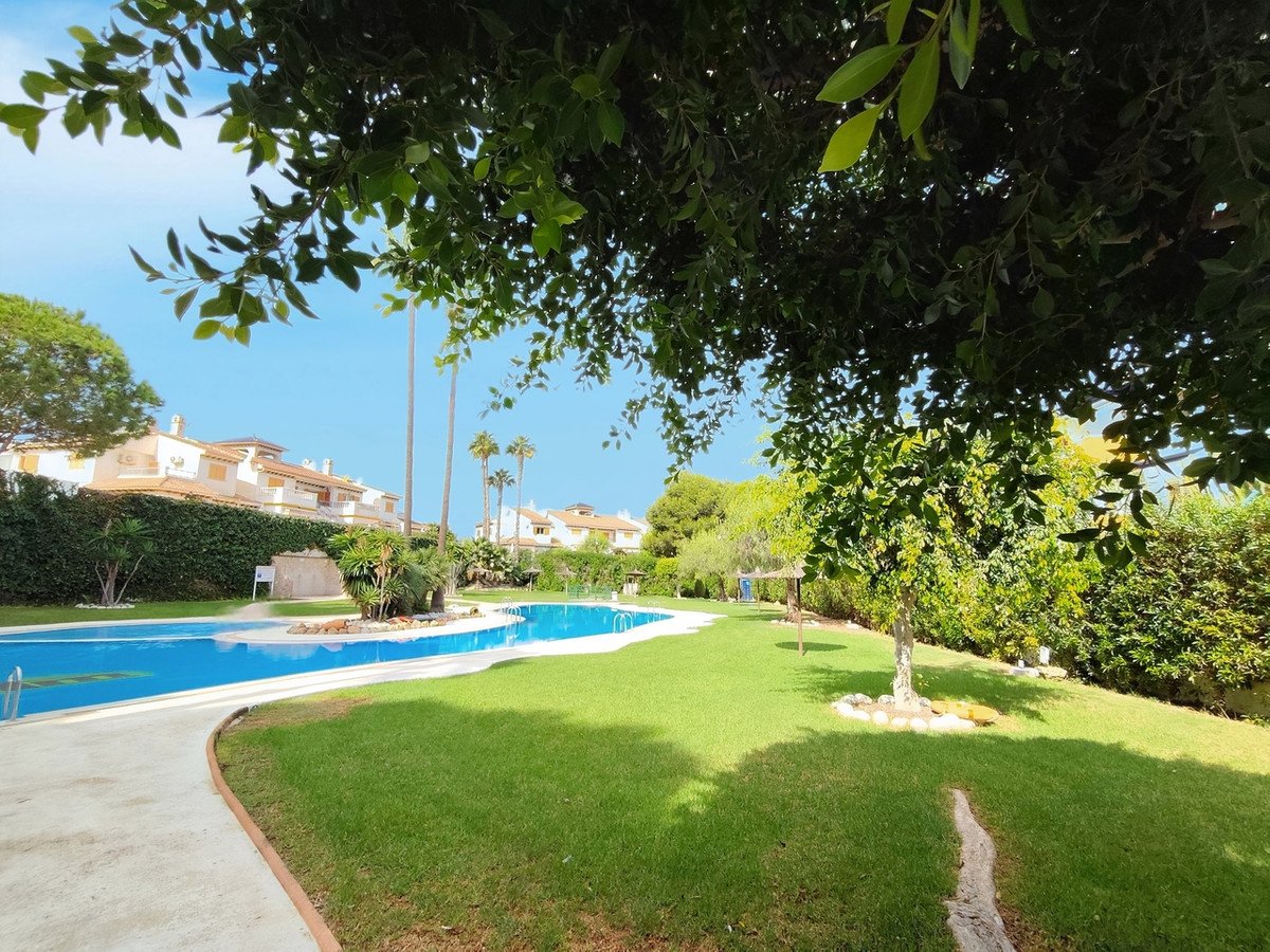 2 Bed Middle Floor Apartment in Mil Palmeras