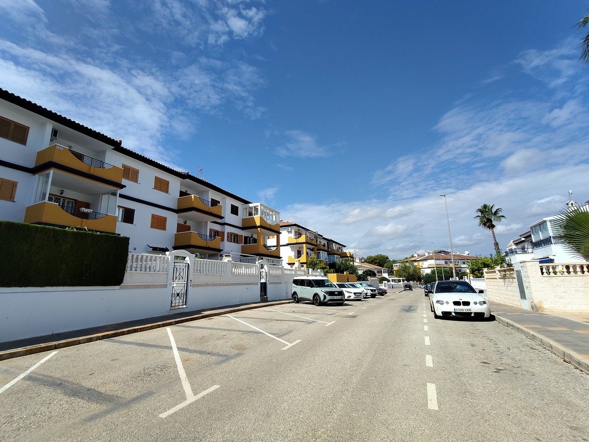 2 Bed Middle Floor Apartment in Mil Palmeras