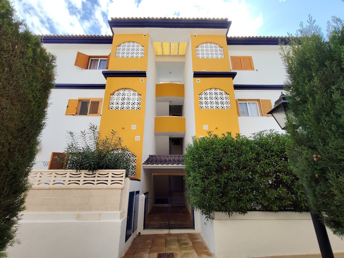 2 Bed Middle Floor Apartment in Mil Palmeras