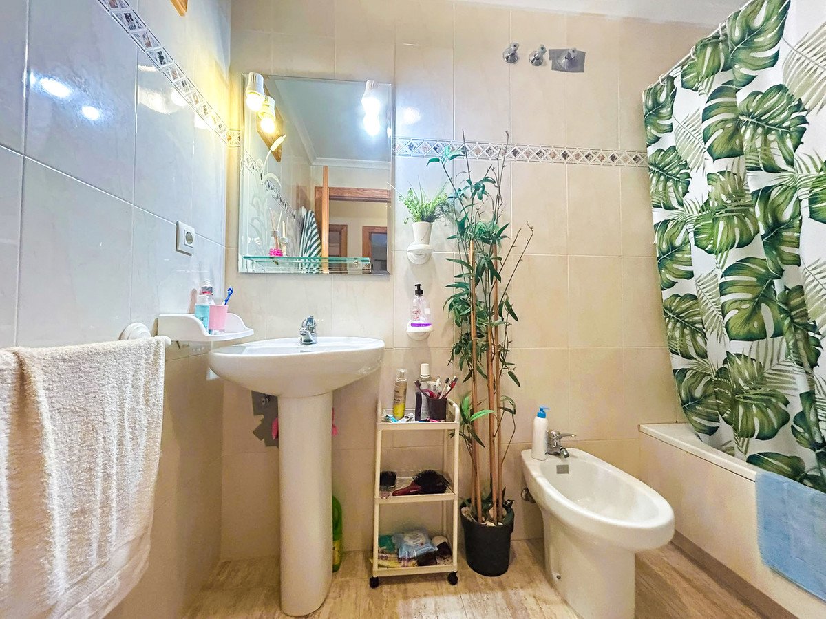 2 Bed Middle Floor Apartment in Mil Palmeras