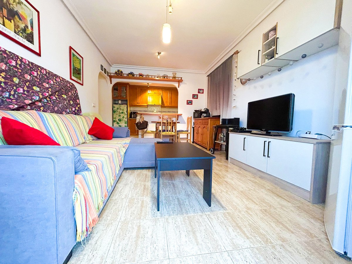 2 Bed Middle Floor Apartment in Mil Palmeras
