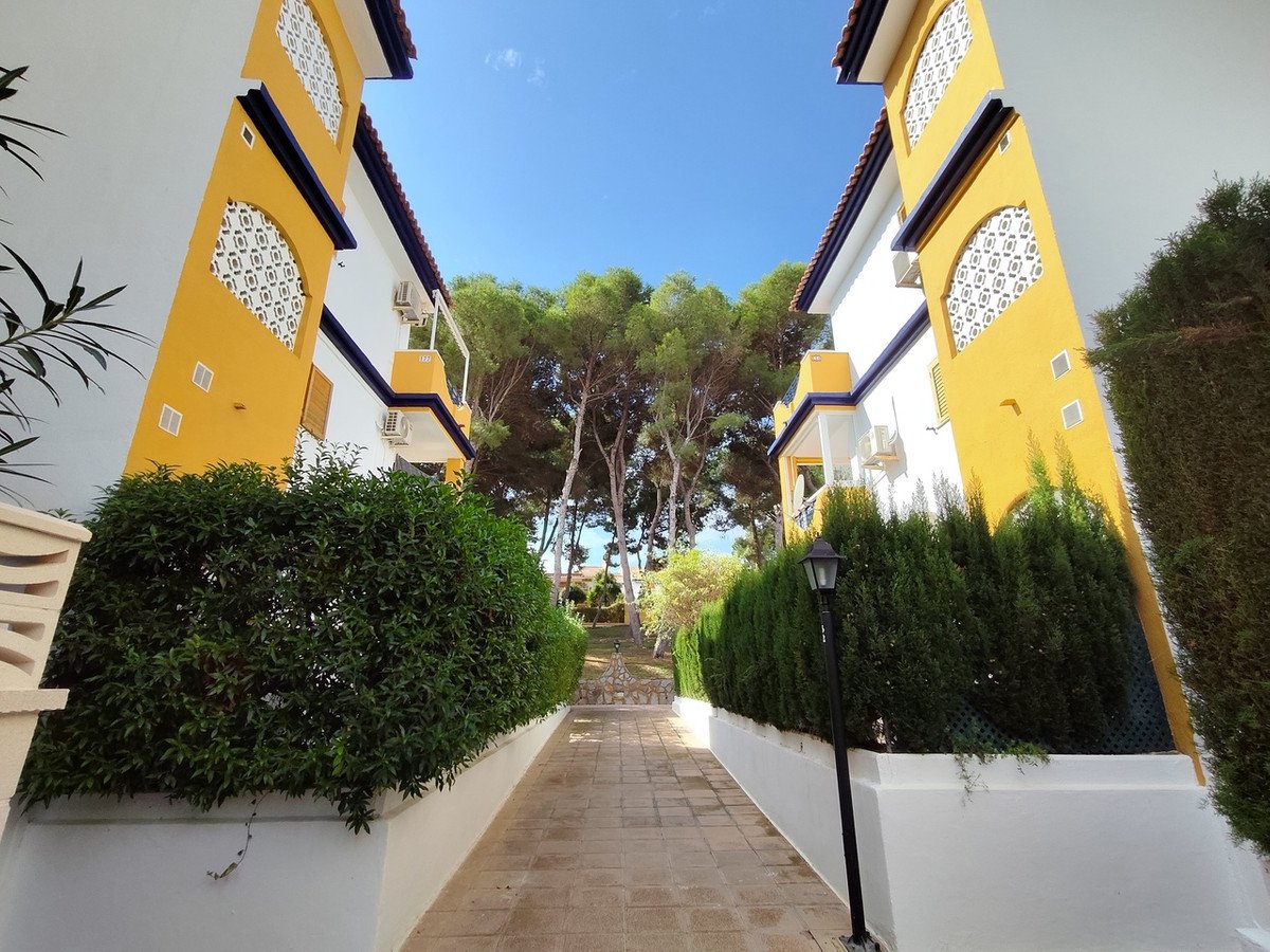 2 Bed Middle Floor Apartment in Mil Palmeras
