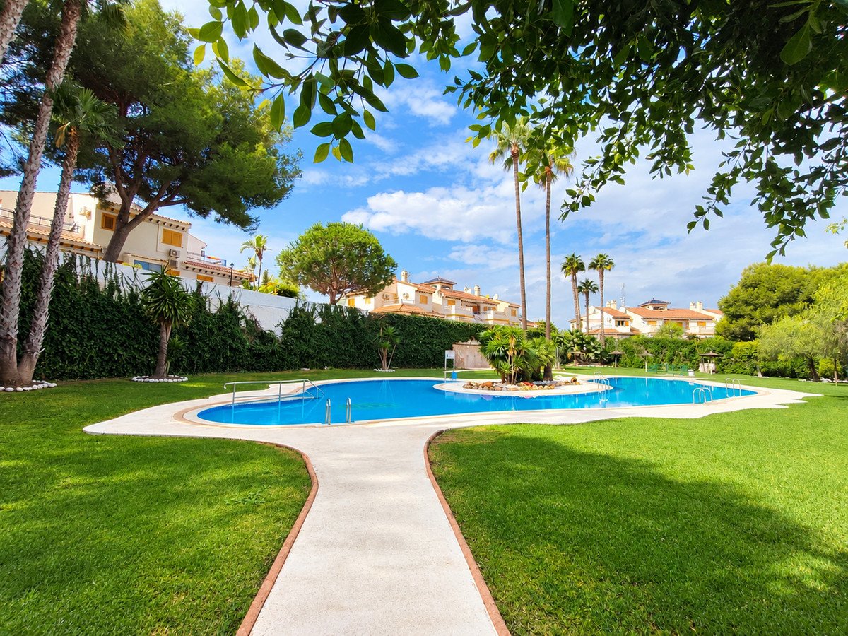 2 Bed Middle Floor Apartment in Mil Palmeras
