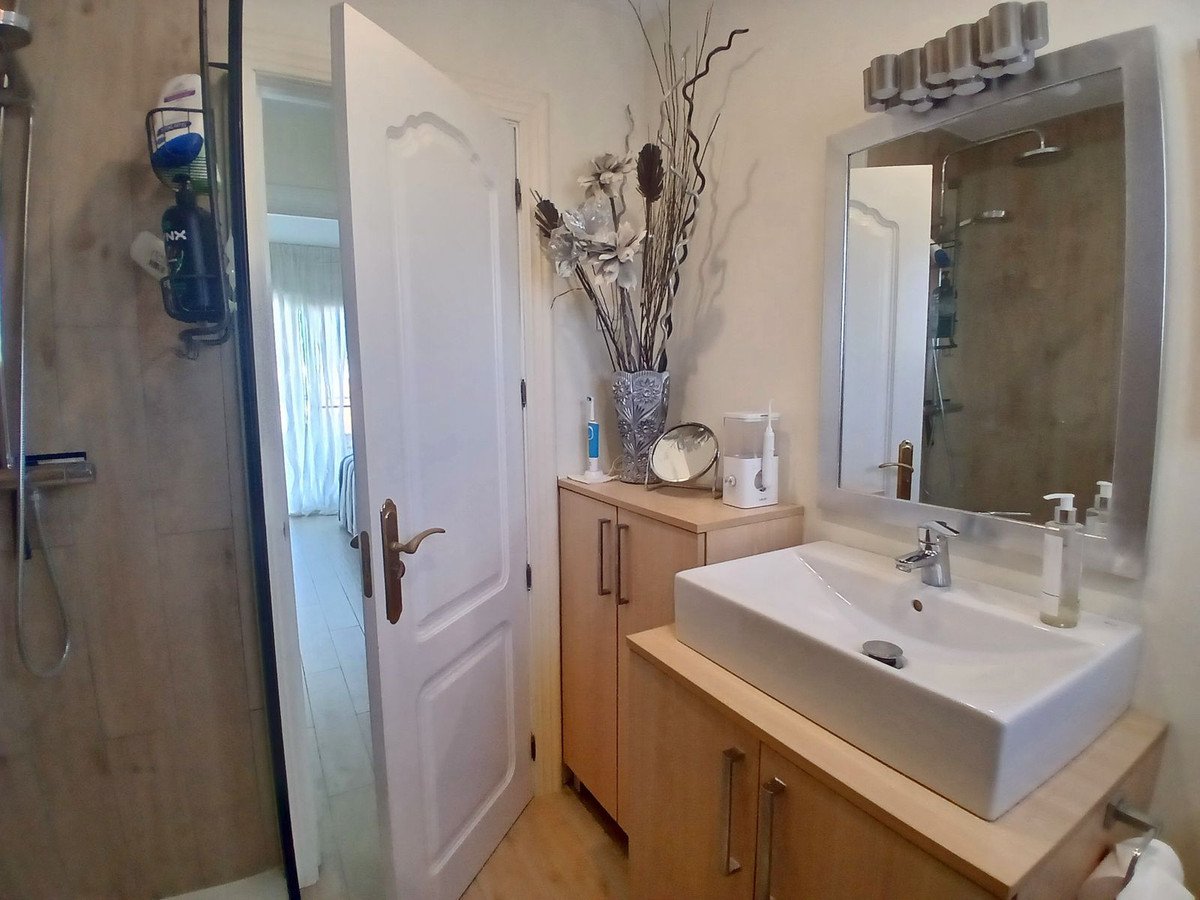 2 Bed Middle Floor Apartment in Fuengirola