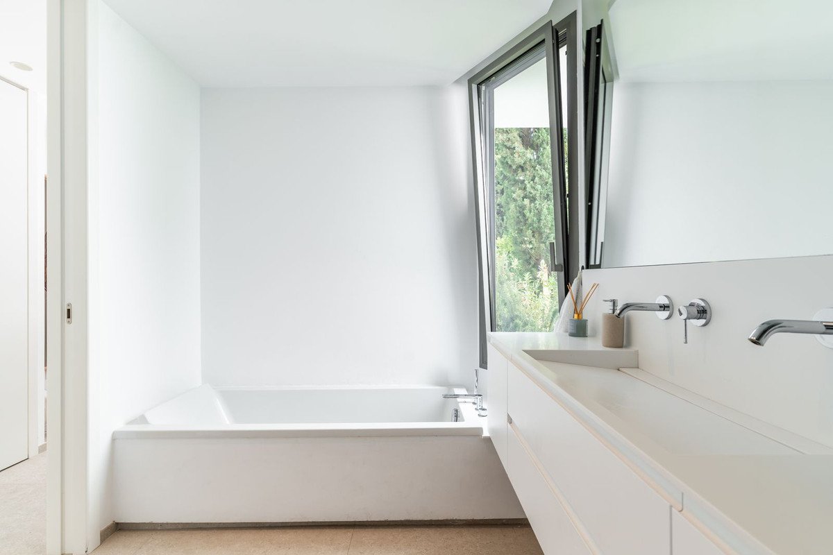 2 Bed Ground Floor Apartment in Benahavís