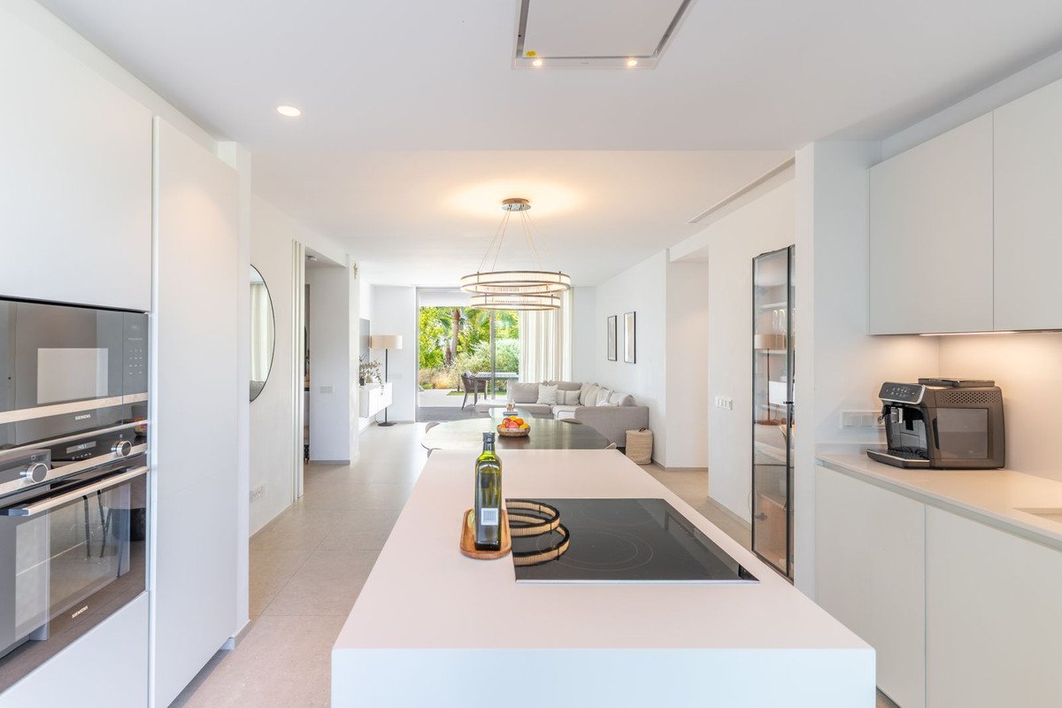 2 Bed Ground Floor Apartment in Benahavís