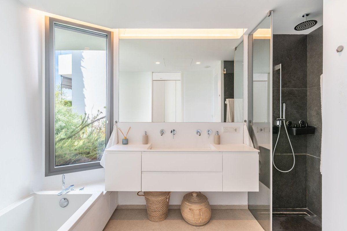 2 Bed Ground Floor Apartment in Benahavís
