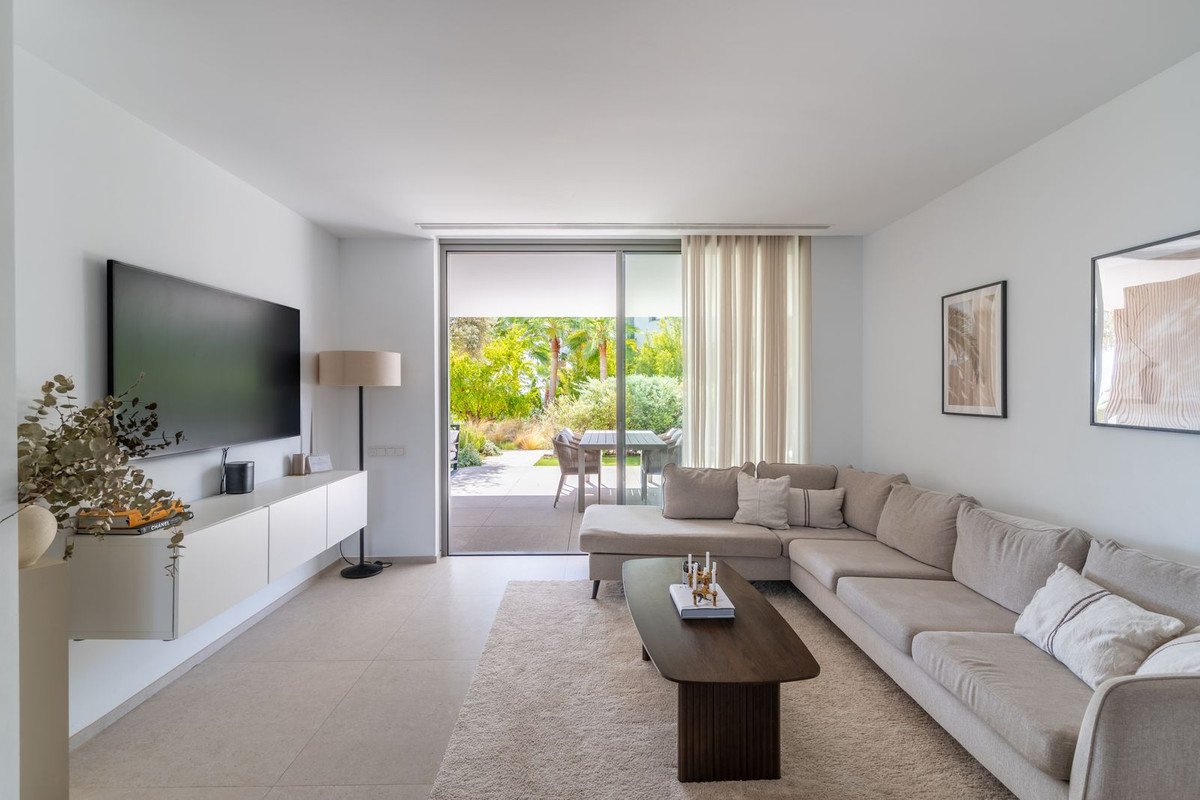 2 Bed Ground Floor Apartment in Benahavís