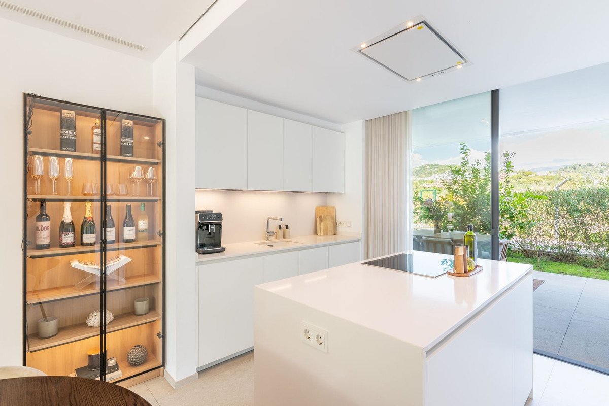 2 Bed Ground Floor Apartment in Benahavís