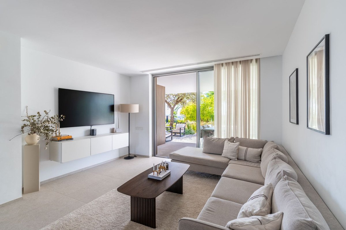 2 Bed Ground Floor Apartment in Benahavís