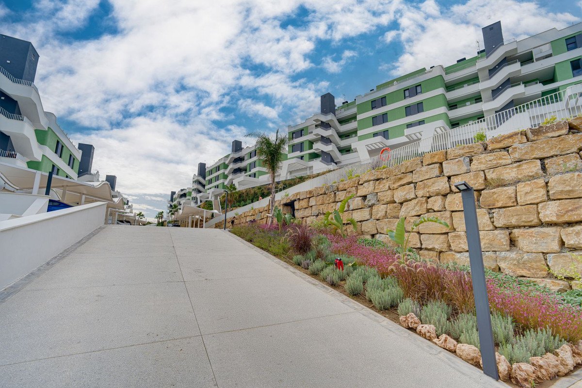 2 Bed Middle Floor Apartment in Calanova Golf